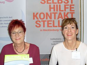 Gudrun Schulze und Claudia Buchholz an einem Infostand
