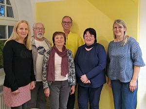Gruppenbild des neuen Vorstands in einem Raum der Selbsthilfekontaktstelle Schwerin.