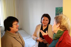 Dr. Ulrike Prösch, Sozialministerin Stefanie Drese und Geschäftsführerin Sabine Klemm (v.l.) in der KISS Schwerin Dr. Ulrike Prösch, Sozialministerin Stefanie Drese und Geschäftsführerin Sabine Klemm (v.l.) in der KISS Schwerin