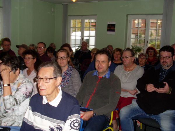 Gesamtgruppentreffen: Blick in den gefüllten Raum