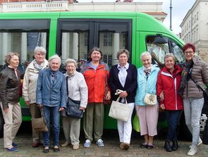 Reisegruppe vor einem grünen Bus